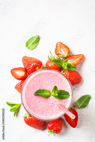 Obraz na płótnie Strawberry smoothie or milkshake on white. w salonie
