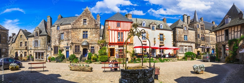 Gordijnen  France, Brittany. Rochefort-en-Terre -  magnificient floral village, one of the most beautiful traditional villages in France. Popular tourist attraction #1443601540