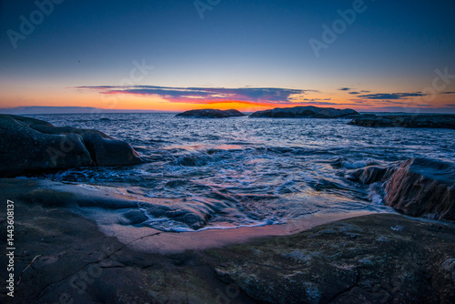Obraz na płótnie Dramatic coastal sunset over rocky shore. w salonie