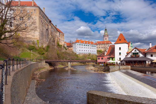 Obraz na płótnie Sunny day view of historical buildings and river in Cesky Krumlov, Czech Republic w salonie