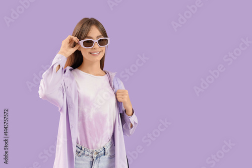 Fashionable young woman wit...