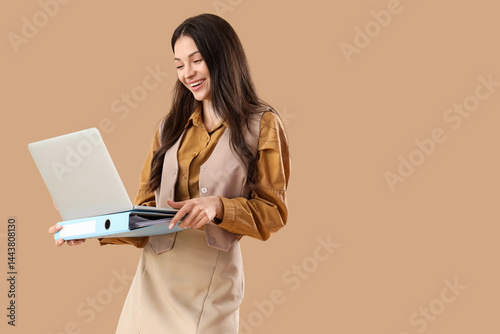 Beautiful businesswoman wit...