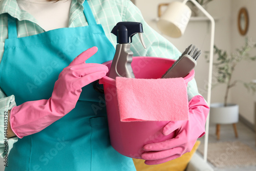 Obraz na płótnie Female janitor with cleaning supplies at home, closeup w salonie