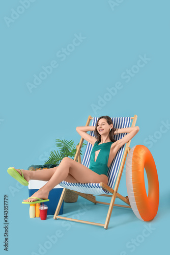 Young woman in deck chair w...