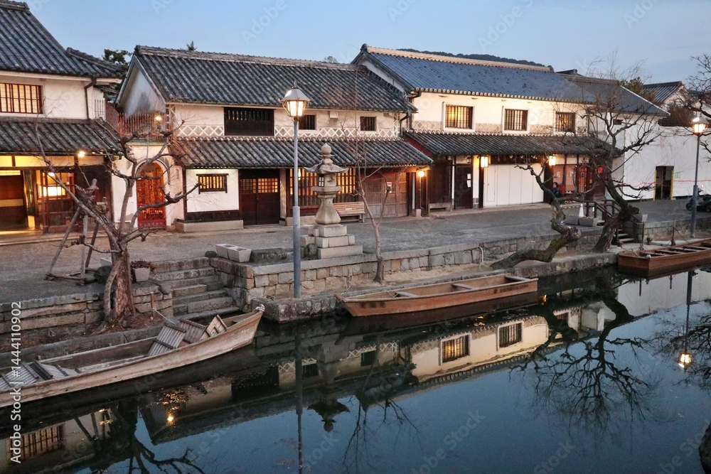 Obraz premium Dusk at Kurashiki Bikan Historical Quarter (old town) in Japan