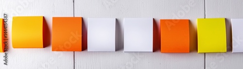 Obraz na płótnie Insightful Understanding for Smarter Decision Making, Colorful sticky notes arranged in a row on a wooden surface create a vibrant visual display. w salonie