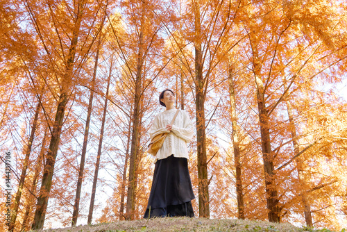 紅葉の中を散歩する女性　ミドルエイジ　全身