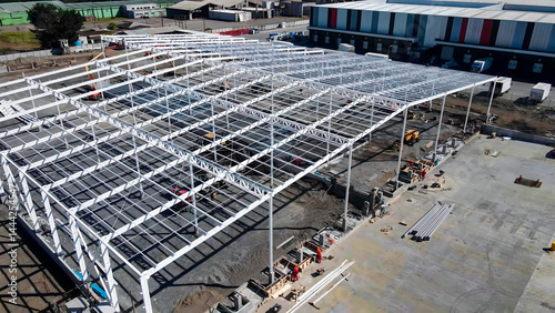 Warehouse construction process with metal structures and roofs