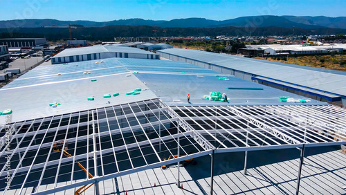 Warehouse construction process with metal structures and roofs