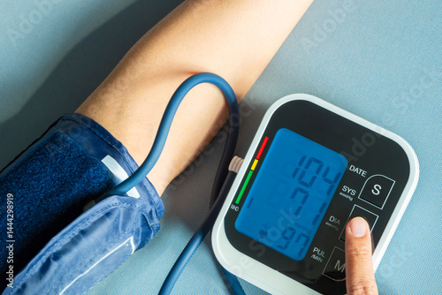 Obraz na płótnie Man check blood pressure monitor and heart rate monitor with digital pressure gauge. Health care and Medical concept w salonie