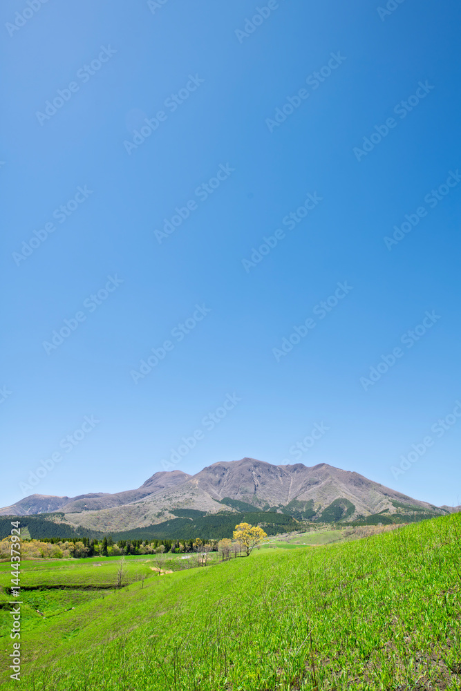 Fototapeta premium 久住高原から望む九重連山の山並み