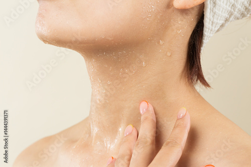 女性の首から大量に流れる汗