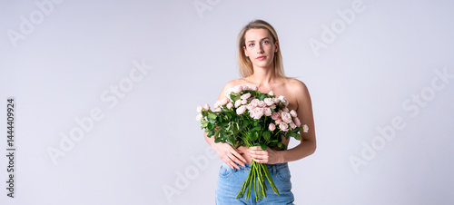 Obraz na płótnie Stylish woman with a bouquet of roses on a light background, ideal for advertising fashionable clothes or accessories w salonie