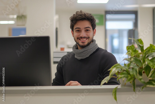 Obraz na płótnie Smiling office worker at desk in modern workspace w salonie