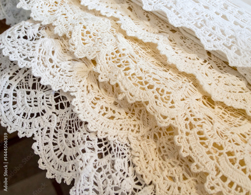 Naklejka premium Intricate lacework of traditional Chilean crafts, such as tablecloths or doilies, showcasing delicate handwork and European influences.