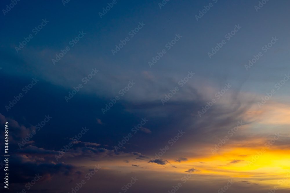 Obraz premium Hazy and partly cloudy sky background photo.