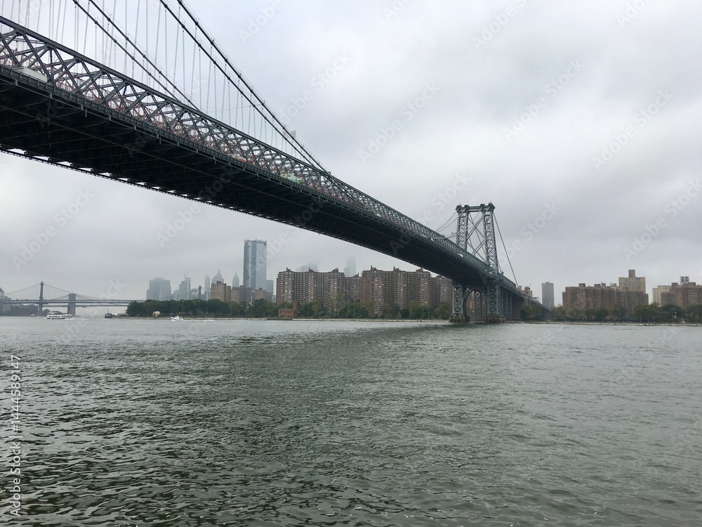 Naklejka premium Williamsburg bridge and manhattan skyline on a cloudy and foggy Day.