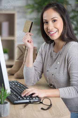Obraz na płótnie young woman shopping online with credit card at home w salonie