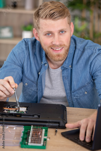 Obraz na płótnie man repairing laptop computer at workshop w salonie