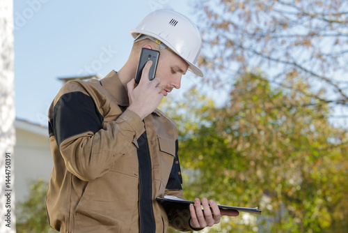 Obraz na płótnie man builder uses his phone w salonie