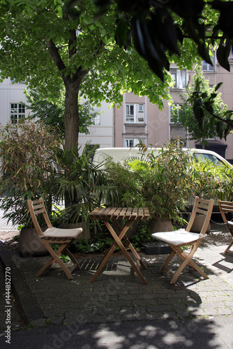 cafétisch unter bäumen