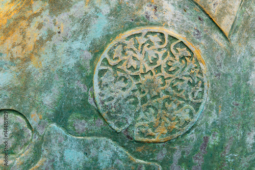 Obraz na płótnie Weathered and textured surface featuring an intricate circular decoration w salonie
