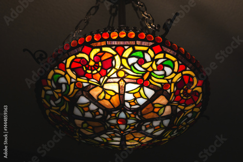 Obraz na płótnie A vibrant close-up of a stained glass ceiling light featuring intricate patterns w salonie