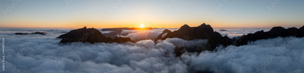 Fototapeta premium Beautiful Sunset Mountain View, Pico do Arieiro, Madeira Island.