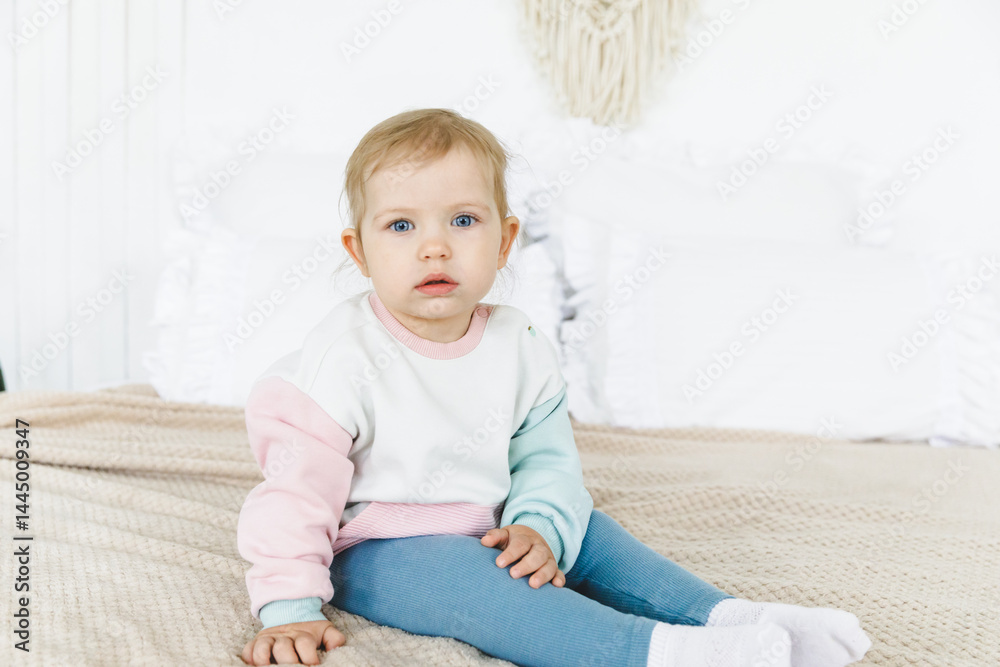 Fototapeta premium baby 6-12 months smiling and sitting on bed