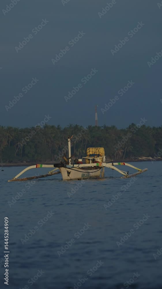 Barca de pesca tradicional en mar calmado, Bali, Indonesia