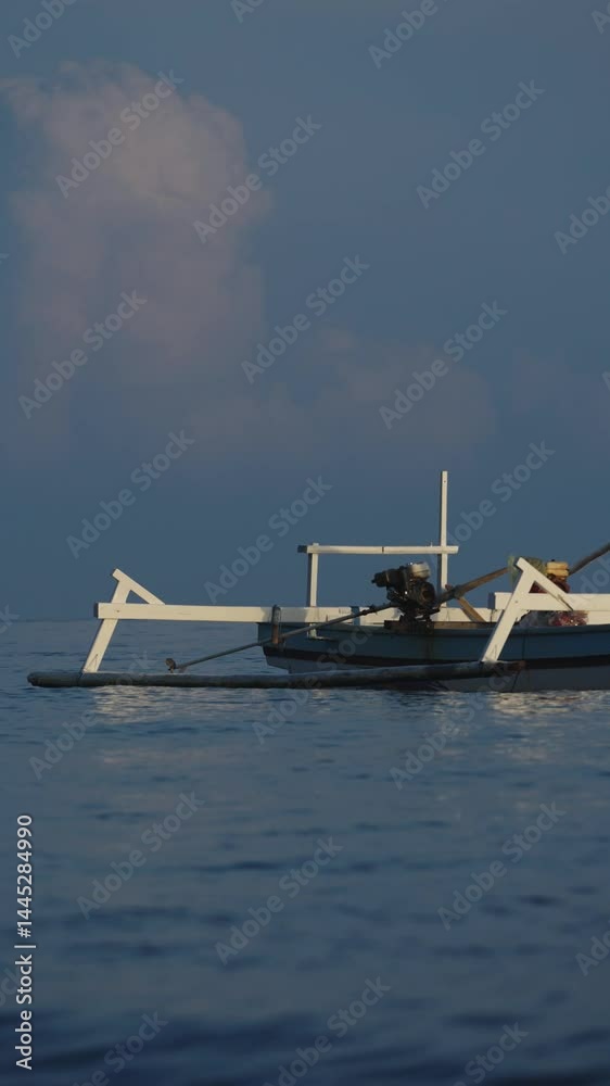 Barca de pesca tradicional en mar calmado, Bali, Indonesia