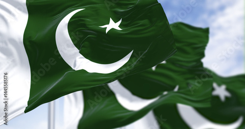 Foto Pakistani national flag waving outdoors with crescent and star