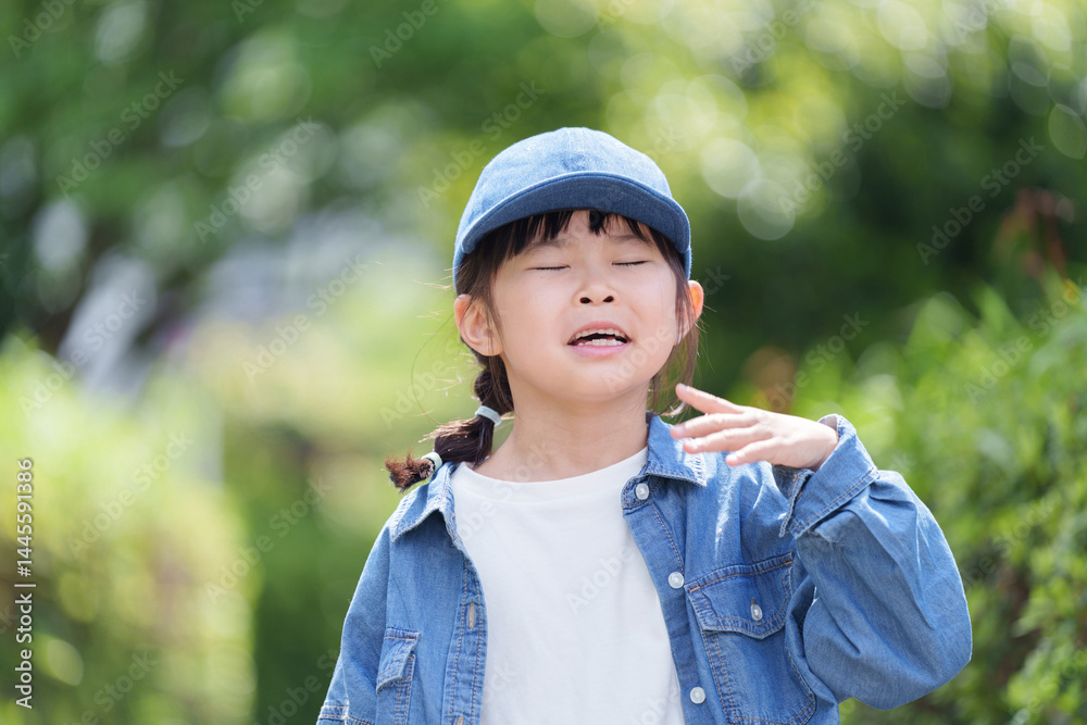 長袖を着た熱中症の子供 長袖を着た熱中症の子供