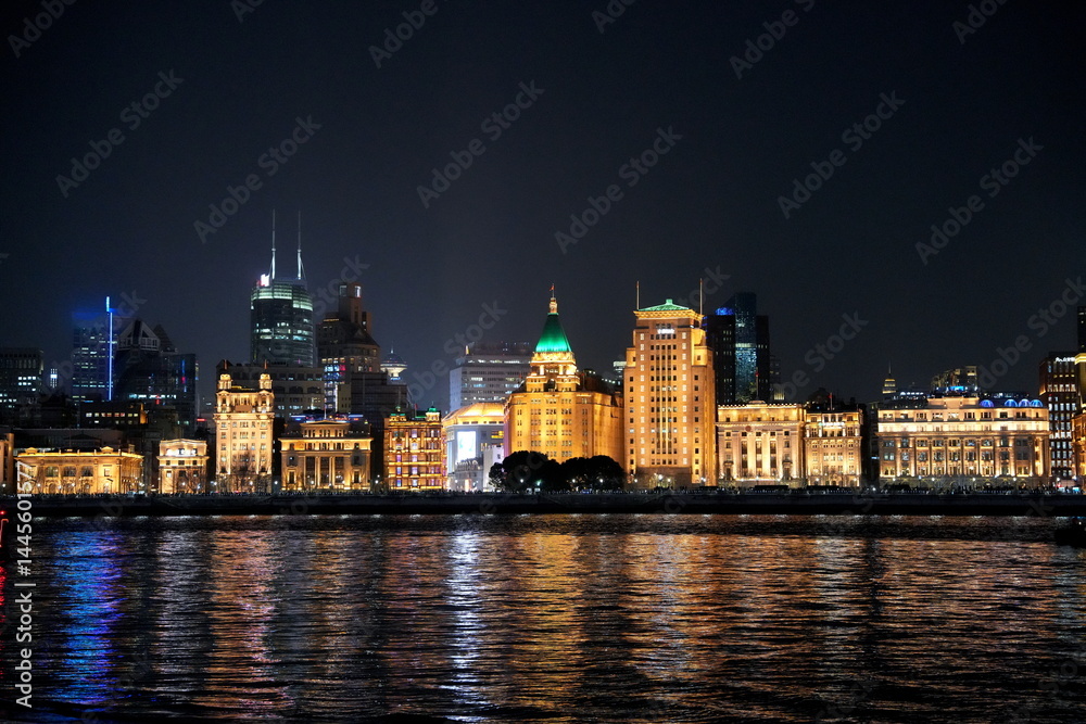 Obraz premium The Bund, Waitan, Shanghai bei Nacht, Licht, angestrahlt, alt, Sehenswürdigkeit, China, Asien, Bauwerk, Fluss, Huangpu, historisch, Silhouetten, 
