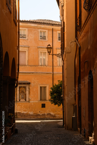 Canvas Print Brick alleyway through the Jewish quarter of Rome, Italy in warm, afternoon sunlight