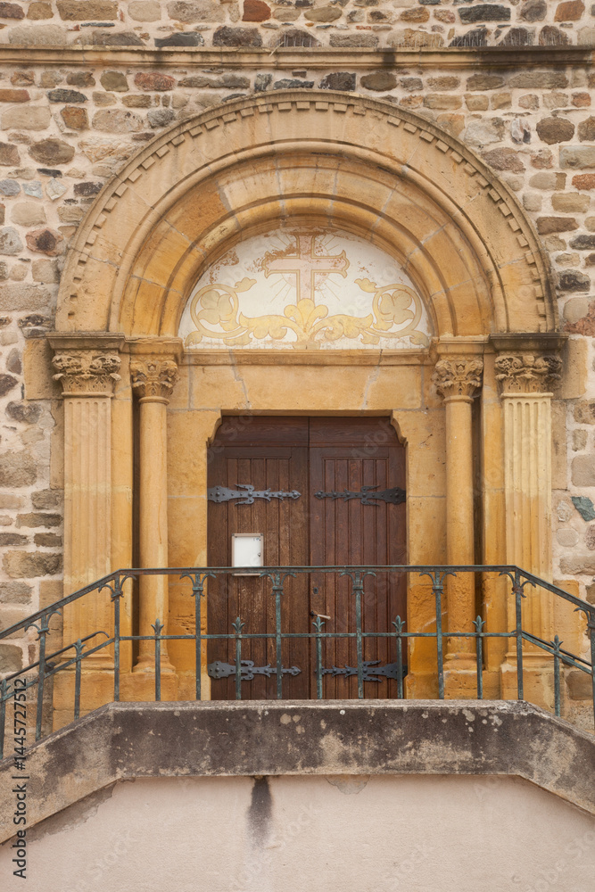 Fototapeta premium Porche de l'église de Sainte Foy l'Argentière commune du Rhône