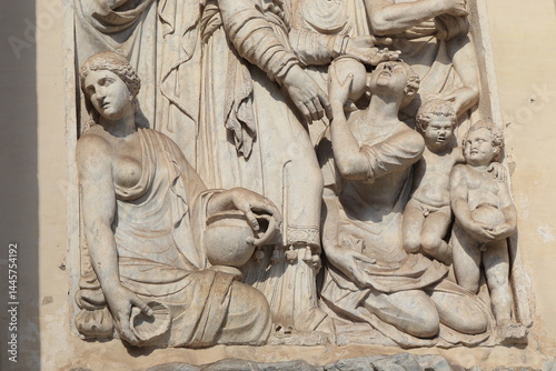Quadro su tela Fontana del'Acqua Felice Sculpted Detail Depicting a Man, a Woman and Children i