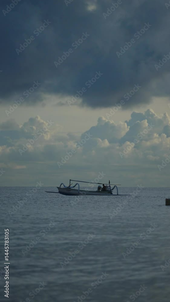 Pescadores en barca de pesca tradicional en mar calmado, Bali, Indonesia
