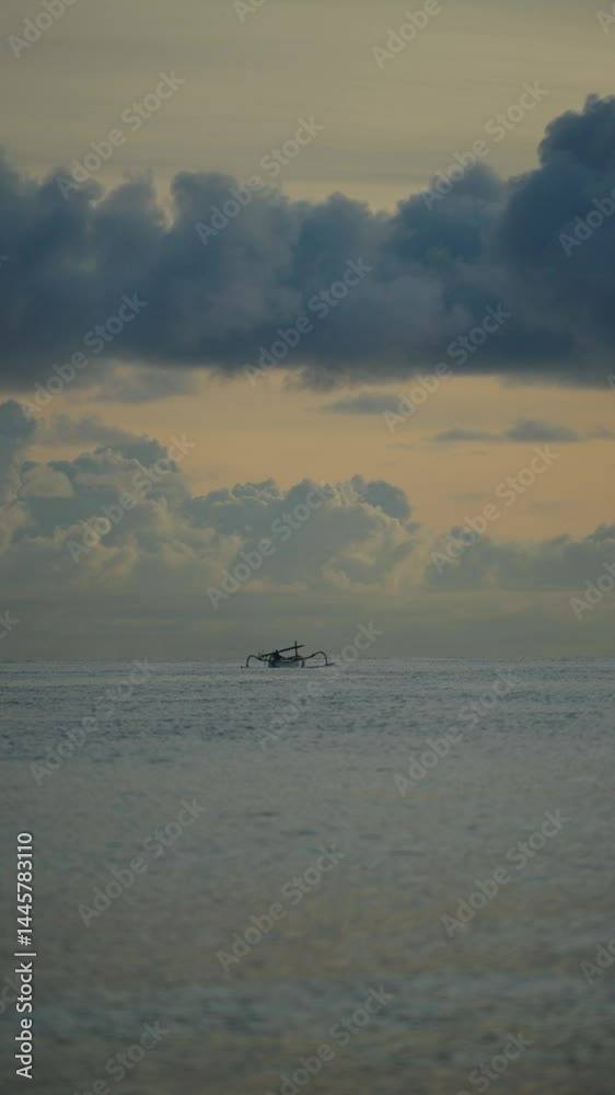 Pescadores en barca de pesca tradicional en mar calmado, Bali, Indonesia