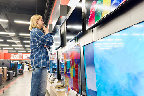 Wallpaper Mural Woman buying TV in shop Torontodigital.ca