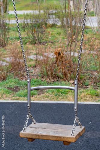 Obraz na płótnie chain swings hanging on Children's playground w salonie