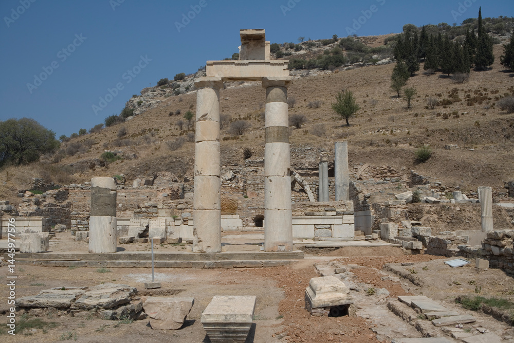 Fototapeta premium Türkiye ruins of ancient Ephesus on a cloudy autumn day