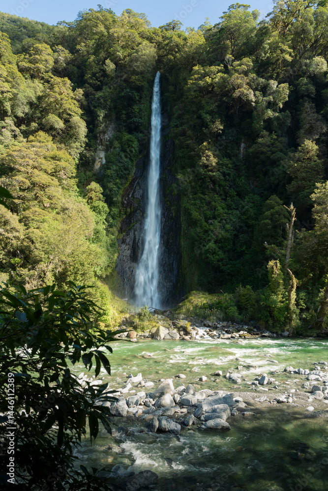 Thunder Creek Falls, ein Wasserfall im Mount-Aspiring-Nationalpark auf der Südinsel Neuseelands