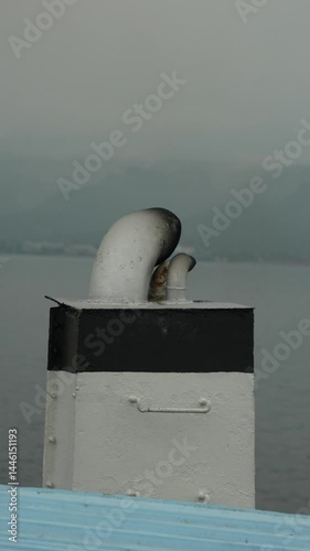 Tubo de escape de un barco ferry sobre el mar, Java, Bali, Indonesia