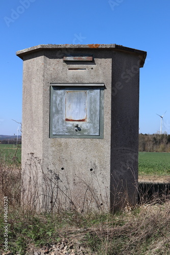 Schaltkasten am Bahnübergang.