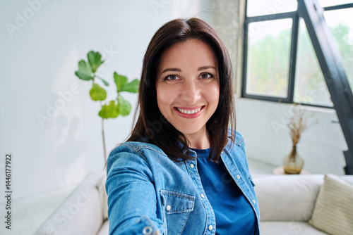 Obraz na płótnie Selfie portrait happy beautiful woman in home interior w salonie