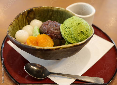 抹茶アイスがのっているあんみつ