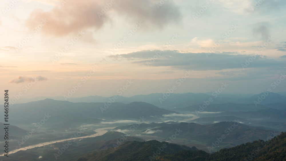Obraz premium beautiful sunset over mountain range in tropical rainforest on countryside landscape