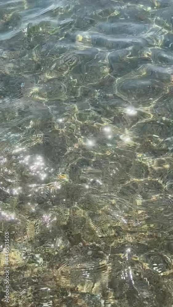 Brillo y movimiento del agua del mar en la orilla