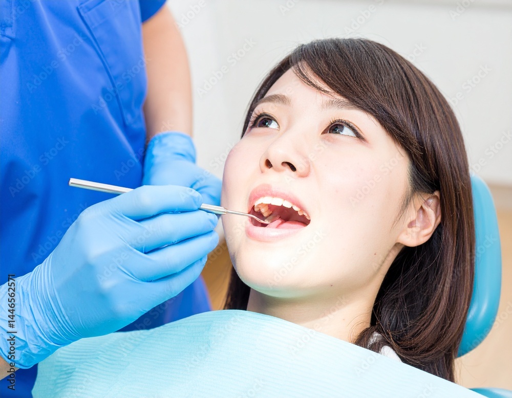 歯科医による患者の口腔診察—専門的で温かな医療ケアの瞬間を捉える 歯科医による患者の口腔診察—専門的で温かな医療ケアの瞬間を捉える